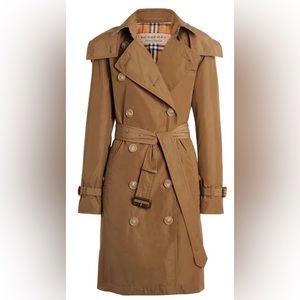 BURBERRY Preloved. Detachable Hood Taffeta Trench Coat.